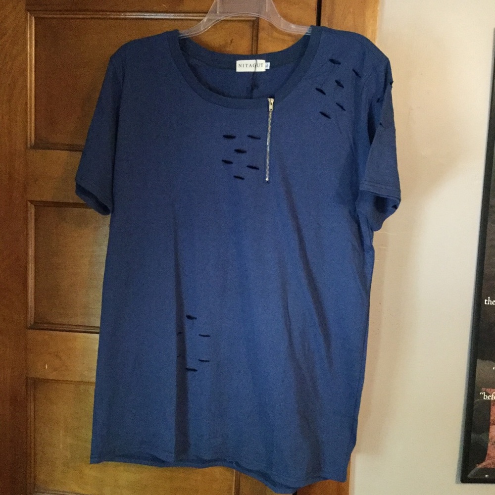 Nitagut Distressed Top.       E022